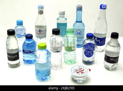 eau, eau minérale, eau en bouteille, types d'eau, sources, récipients, plastique, écologique, recyclable, soif, le prix de l'eau, de l'eau distillée, donc Banque D'Images