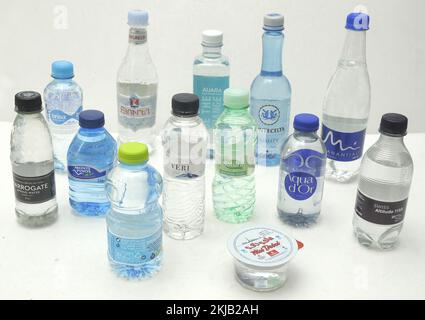eau, eau minérale, eau en bouteille, types d'eau, sources, récipients, plastique, écologique, recyclable, soif, le prix de l'eau, de l'eau distillée, donc Banque D'Images