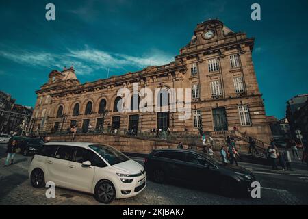 Vue extérieure grand angle sur la gare historique de Sao Bento, dans la ville de Porto, au Portugal, avec les personnes qui marchent. Banque D'Images