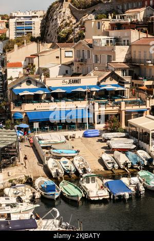 Vallon des Auffes,petite crique,et, Port de Vallon des Auffes,mignon,pittoresque,pittoresque,petit,port, port,port,avec, bateaux de pêche, bateaux, bâtiments colorés,et, restaurants, Au service, bouillabaisse.Marseille,Marseille,commune à Bouches-du-Rhône, la deuxième plus grande ville de France,Marseille, est la préfecture de la France, département de, Bouches-du-Rhône, et, capitale, De la région Provence-Alpes-Côte d'Azur. Sud de la France,France,Français,deuxième plus grande ville de France,août,été,Europe,Europe, Banque D'Images