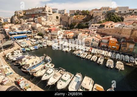 Vallon des Auffes,petite crique,et, Port de Vallon des Auffes,mignon,pittoresque,pittoresque,petit,port, port,port,avec, bateaux de pêche, bateaux, bâtiments colorés,et, restaurants, Au service, bouillabaisse.Marseille,Marseille,commune à Bouches-du-Rhône, la deuxième plus grande ville de France,Marseille, est la préfecture de la France, département de, Bouches-du-Rhône, et, capitale, De la région Provence-Alpes-Côte d'Azur. Sud de la France,France,Français,deuxième plus grande ville de France,août,été,Europe,Europe, Banque D'Images