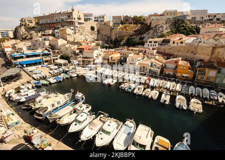 Vallon des Auffes,petite crique,et, Port de Vallon des Auffes,mignon,pittoresque,pittoresque,petit,port, port,port,avec, bateaux de pêche, bateaux, bâtiments colorés,et, restaurants, Au service, bouillabaisse.Marseille,Marseille,commune à Bouches-du-Rhône, la deuxième plus grande ville de France,Marseille, est la préfecture de la France, département de, Bouches-du-Rhône, et, capitale, De la région Provence-Alpes-Côte d'Azur. Sud de la France,France,Français,deuxième plus grande ville de France,août,été,Europe,Europe, Banque D'Images