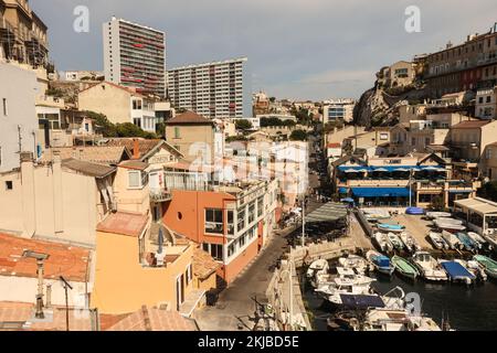 Vallon des Auffes,petite crique,et, Port de Vallon des Auffes,mignon,pittoresque,pittoresque,petit,port, port,port,avec, bateaux de pêche, bateaux, bâtiments colorés,et, restaurants, Au service, bouillabaisse.Marseille,Marseille,commune à Bouches-du-Rhône, la deuxième plus grande ville de France,Marseille, est la préfecture de la France, département de, Bouches-du-Rhône, et, capitale, De la région Provence-Alpes-Côte d'Azur. Sud de la France,France,Français,deuxième plus grande ville de France,août,été,Europe,Europe, Banque D'Images