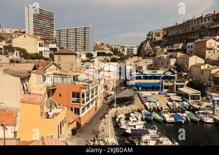 Vallon des Auffes,petite crique,et, Port de Vallon des Auffes,mignon,pittoresque,pittoresque,petit,port, port,port,avec, bateaux de pêche, bateaux, bâtiments colorés,et, restaurants, Au service, bouillabaisse.Marseille,Marseille,commune à Bouches-du-Rhône, la deuxième plus grande ville de France,Marseille, est la préfecture de la France, département de, Bouches-du-Rhône, et, capitale, De la région Provence-Alpes-Côte d'Azur. Sud de la France,France,Français,deuxième plus grande ville de France,août,été,Europe,Europe, Banque D'Images