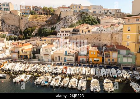 Vallon des Auffes,petite crique,et, Port de Vallon des Auffes,mignon,pittoresque,pittoresque,petit,port, port,port,avec, bateaux de pêche, bateaux, bâtiments colorés,et, restaurants, Au service, bouillabaisse.Marseille,Marseille,commune à Bouches-du-Rhône, la deuxième plus grande ville de France,Marseille, est la préfecture de la France, département de, Bouches-du-Rhône, et, capitale, De la région Provence-Alpes-Côte d'Azur. Sud de la France,France,Français,deuxième plus grande ville de France,août,été,Europe,Europe, Banque D'Images