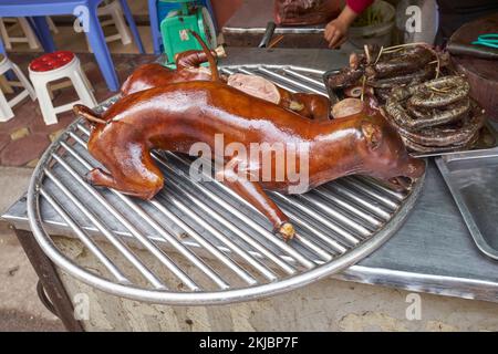 Viande de chien en vente à Hanoi Vietnam - un exemple de la nourriture étrange ou bizarre mangée par les gens du monde entier Banque D'Images