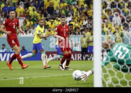 Ville de LUSAIL - (l-r) Nikola Milenkovic de Serbie, Neymar du Brésil, Nemanja Radonjic de Serbie, gardien de but de Serbie Vanja Milinkovic-Savic lors de la coupe du monde de la FIFA, Qatar 2022, match du groupe G entre le Brésil et la Serbie au stade Lusail sur 24 novembre 2022 à Lusail City, Qatar. AP | Dutch Height | MAURICE DE PIERRE crédit: ANP/Alay Live News Banque D'Images