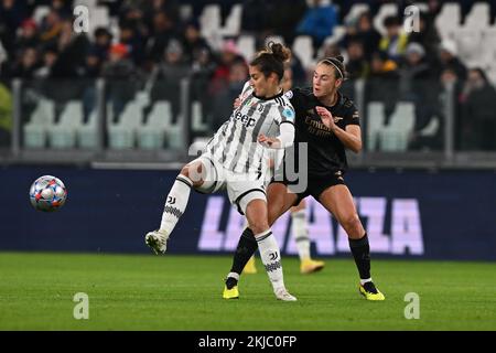 Martina Lenzini (Juventus Women)Caitlin Foord (Arsenal Women) lors du match de l'UEFA Women Champions League 2022 2023 entre Juventus Women 1-1 Arsenal Women au stade Allianz de 24 novembre 2022 à Turin, en Italie. Credit: Maurizio Borsari/AFLO/Alay Live News Banque D'Images