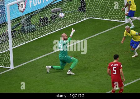 DOHA, Qatar. , . Richarlison 9, Vanja Milinkovic-Savic Goalkeeper 23 de Serbie, Credit: SPP Sport Press photo. /Alamy Live News Banque D'Images