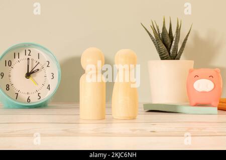 Figurines en bois du couple de personnes à l'extérieur pendant les vacances d'été. Banque D'Images