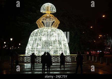 Madrid, Espagne. 24th novembre 2022. Les gens qui regardent une Menina illuminée pendant que les lumières de Noël sont allumées à Madrid. Credit: Marcos del Mazo/Alay Live News Banque D'Images