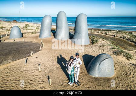 Punta Del Este, Uruguay. 24th novembre 2022. 11/24/2022 - Sara Price (USA), Chip Ganassi Racing, avec RJ Anderson (USA), Chip Ganassi Racing, à côté de la sculpture de la Mano de Punta del Este lors du X-Prix Extreme E Energy à Punta del Este, Uruguay. (Photo par Charly Lopez/Motorsport Images/Sipa USA) crédit: SIPA USA/Alay Live News Banque D'Images