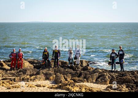 Punta Del Este, Uruguay. 24th novembre 2022. 11/24/2022 - pilotes sur la plage (de gauche à droite), Carlos Sainz (ESP), Acciona | Sainz XE Team, avec Laia Sanz (ESP), Acciona | Sainz XE Team, Cristina Gutierrez (ESP), Team X44, avec Sébastien Loeb (FRA), Team X44, Sara Price (USA), Chip Ganassi, Chip Ganassi, USA Chip Racing, RJ Anderson Et Mikaela Ahlin-Kottulinsky (SWE), Rosberg X Racing, avec Johan Kristoffersson (SWE), Rosberg X Racing pendant le X-Prix Extreme E Energy à Punta del Este, Uruguay. (Photo de Sam Bloxham/Motorsport Images/Sipa USA) crédit: SIPA USA/Alay Live News Banque D'Images