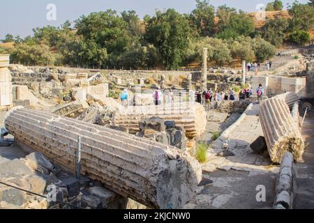 6 nov 2022 visiteurs dans le parc national de Beth Shean avec une partie du Mont Gilboa, le lieu de la mort du roi Saül d'Israël, dans l'arrière-plan. Banque D'Images