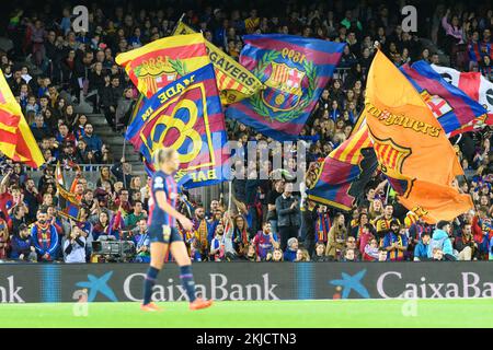 Les fans du FC Barcelone agitant des drapeaux derrière le but lors du match de groupe de l'UEFA Womens Champions League entre le FC Barcelone et le FC Bayern Munich au Camp Nou à Barcelone, en Espagne. (Foto: Sven Beyrich/Sports Press photo/C - DÉLAI D'UNE HEURE - ACTIVER FTP UNIQUEMENT SI LES IMAGES DE MOINS D'UNE HEURE - Alay) Banque D'Images