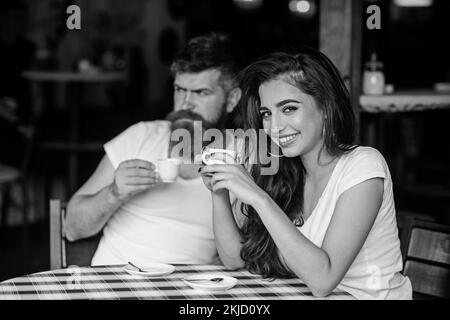 Ambiance rêveuse. Faites une pause pour prendre un café et rêver de choses agréables. Couple savourez un espresso chaud. Profitez de chaque instant. Un couple boit un espresso noir Banque D'Images