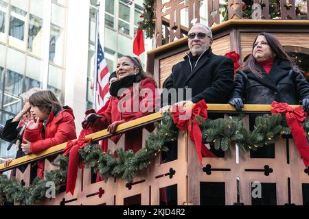 Gloria Estefan et Emilio Estefan flottent lors de la parade de Thanksgiving de Macy en 96th le long des rues de New York sur 24 novembre 2022 Banque D'Images