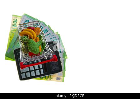 Hausse des prix des aliments.Panier avec provisions, euro factures et calculatrice isolé sur fond blanc.augmentation des prix des légumes et des fruits. Nourriture Banque D'Images