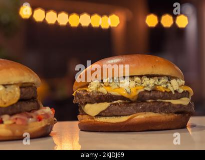 Délicieux burguers frais faits maison avec des légumes, la photographie publicitaire de nourriture Banque D'Images