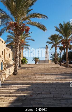 Escaliers en pierre menant à la place Kedumim et à l'église Saint-Pierre, vieille ville de Jaffa, Israël Banque D'Images