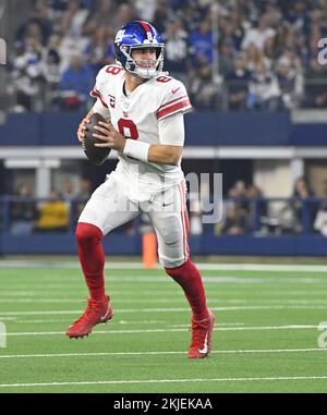 New York Giants quarterback Daniel Jones (8) huddles with teammates against  the Washington Commanders during an NFL football game Sunday, Dec. 4, 2022,  in East Rutherford, N.J. (AP Photo/Adam Hunger Stock Photo - Alamy