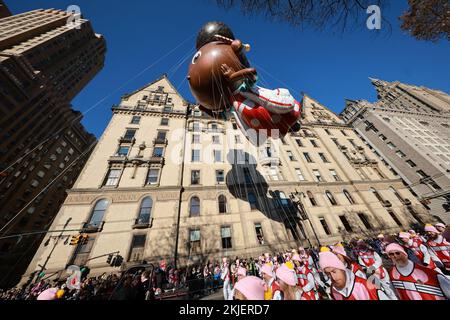 NEW YORK, NEW YORK - 24 novembre 2022: ADA, le scientifique de la célèbre série Netflix, qui a la taille d'une pinte, fait sa première apparition dans la parade de Thanksgiving de Macy en 96th à New York, jeudi, 24 novembre 2022. (Photo : Gordon Donovan) Banque D'Images