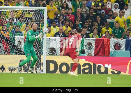 Doha, Lusail, Qatar, Qatar. 24th novembre 2022. LUSAIL, QATAR - NOVEMBRE 24 : le joueur de Serbie Vanja Milinkovic-Savic sauve le ballon lors de la coupe du monde de la FIFA, Qatar 2022, match du groupe G entre le Brésil et la Serbie au stade Lusail sur 24 novembre 2022 à Lusail, Qatar. (Credit image: © Florencia Tan Jun/PX Imagens via ZUMA Press Wire) Credit: ZUMA Press, Inc./Alamy Live News Banque D'Images