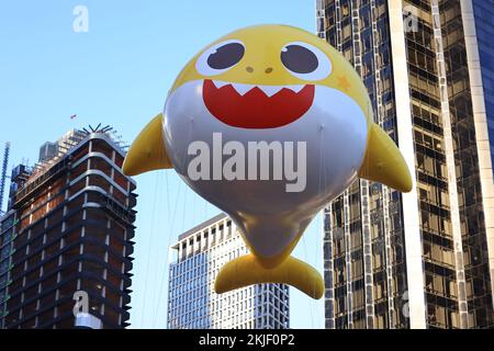 NEW YORK, NEW YORK - 24 novembre 2022 : le musicien Ziggy Marley monte à bord du mini-flotteur/ballon hybride de requin bébé Pinkfong par Nickelodeon lors de la parade de Thanksgiving 96th de Macy à New York, jeudi, 24 novembre 2022. (Photo : Gordon Donovan) Banque D'Images