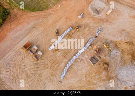 Vue panoramique aérienne d'un grand chantier de construction en cours d'utilisation équipement de terrassement machines lourdes et tracteurs Banque D'Images