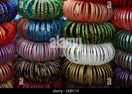 Des bracelets Rajasthani colorés sont vendus au célèbre marché de Sardar et à la tour de l'horloge Ghanta ghar à Jodhpur, Rajasthan, Inde. Banque D'Images