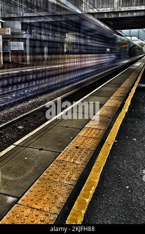 Train à grande vitesse au départ d'une gare avec effet de flou Banque D'Images