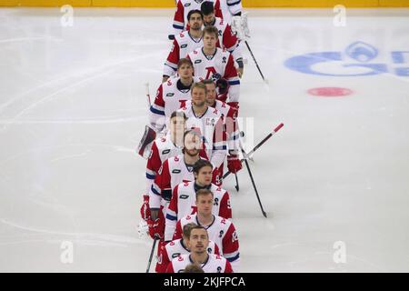 Saint-Pétersbourg, Russie. 24th novembre 2022. Joueurs du club de hockey Lokomotiv vus en action pendant la Ligue de hockey Kontinental, saison régulière KHL 2022 - 2023 entre SKA Saint Petersburg et Lokomotiv Yaroslavl au Palais des sports de glace.(score final; SKA Saint Petersburg 1:2 Lokomotiv Yaroslavl) crédit: SOPA Images Limited/Alay Live News Banque D'Images