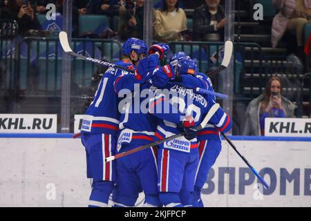 Saint-Pétersbourg, Russie. 24th novembre 2022. SKA Hockey Club joueurs vus en action pendant la ligue de hockey Kontinental, saison régulière KHL 2022 - 2023 entre SKA Saint Petersburg et Lokomotiv Yaroslavl au Palais des sports de glace.(score final; SKA Saint Petersburg 1:2 Lokomotiv Yaroslavl) crédit: SOPA Images Limited/Alay Live News Banque D'Images