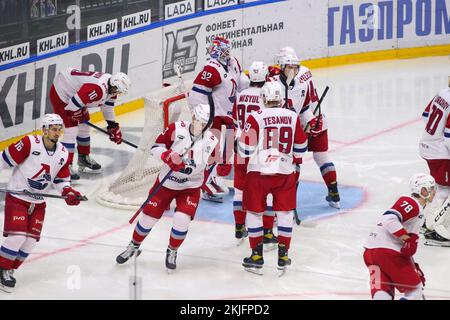 Saint-Pétersbourg, Russie. 24th novembre 2022. Les joueurs du club de hockey Lokomotiv vus en action pendant la saison de hockey Kontinental KHL 2022 - 2023 entre SKA Saint Petersburg et Lokomotiv Yaroslavl au Palais des sports de glace.(score final; SKA Saint Petersburg 1:2 Lokomotiv Yaroslavl) Credit: SOPA Images Limited/Alay Live News Banque D'Images