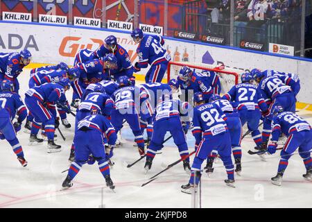 Saint-Pétersbourg, Russie. 24th novembre 2022. SKA Hockey Club joueurs vus en action pendant la ligue de hockey Kontinental, saison régulière KHL 2022 - 2023 entre SKA Saint Petersburg et Lokomotiv Yaroslavl au Palais des sports de glace.(score final; SKA Saint Petersburg 1:2 Lokomotiv Yaroslavl) crédit: SOPA Images Limited/Alay Live News Banque D'Images