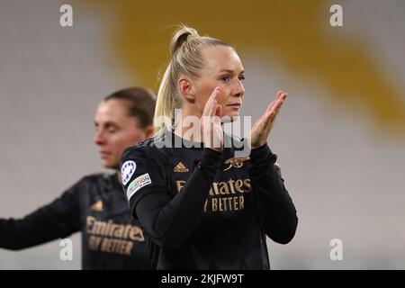 Turin, Italie, 24th novembre 2022. Stina Blackstenius d'Arsenal applaudit les fans après le coup de sifflet final du match de la Ligue des champions des femmes de l'UEFA au stade Juventus, à Turin. Crédit photo à lire: Jonathan Moscrop / Sportimage crédit: Sportimage / Alay Live News Banque D'Images