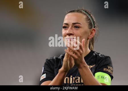 Turin, Italie, 24th novembre 2022. Katie McCabe d'Arsenal applaudit les fans après le coup de sifflet final du match de la Ligue des champions des femmes de l'UEFA au stade Juventus, à Turin. Crédit photo à lire: Jonathan Moscrop / Sportimage crédit: Sportimage / Alay Live News Banque D'Images