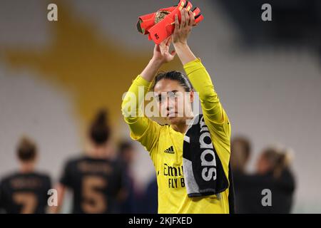 Turin, Italie, 24th novembre 2022. Manuela Zinsberger d'Arsenal applaudit les fans après le coup de sifflet final du match de la Ligue des champions des femmes de l'UEFA au stade Juventus, à Turin. Crédit photo à lire: Jonathan Moscrop / Sportimage crédit: Sportimage / Alay Live News Banque D'Images