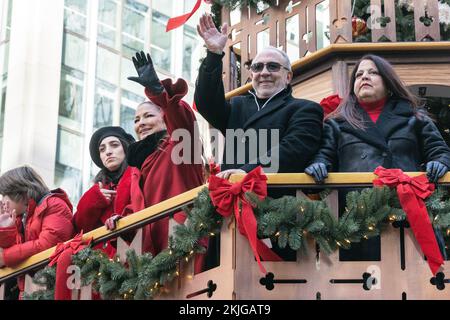 New York, États-Unis. 24th novembre 2022. Gloria Estefan et Emilio Estefan flottent pendant 96th la parade de Thanksgiving de Macy le long des rues de New York (photo par Lev Radin/Pacific Press) crédit: Pacific Press Media production Corp./Alay Live News Banque D'Images