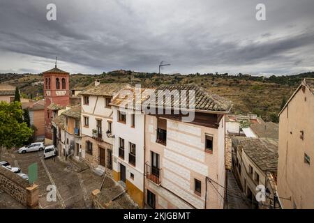 Façades de maisons anciennes à la périphérie de la ville de Tolède, Espagne Banque D'Images