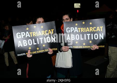 Paris, France. 24th novembre 2022. Plusieurs activistes de 'la Manif pour tous' lors d'une manifestation pour combattre et dénoncer la marchandisation de la procréation et des affaires de GPA ('gestation pour autrui', mères porteuses) avec mère porteuse, à Paris, en France, sur 24 novembre 2022. Photo de Victor Joly/ABACAPRESS.COM crédit: Victor Joly/Alay Live News Banque D'Images