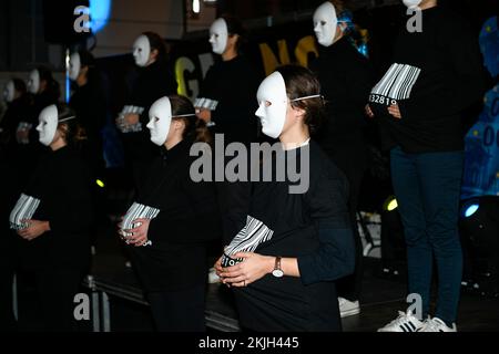 Paris, France. 24th novembre 2022. Plusieurs activistes de 'la Manif pour tous' lors d'une manifestation pour combattre et dénoncer la marchandisation de la procréation et des affaires de GPA ('gestation pour autrui', mères porteuses) avec mère porteuse, à Paris, en France, sur 24 novembre 2022. Photo de Victor Joly/ABACAPRESS.COM crédit: Victor Joly/Alay Live News Banque D'Images