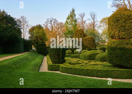 Le labyrinthe à Bridge End Garden à Saffron Walden avec des haies, de l'herbe et des chemins de gravier Banque D'Images