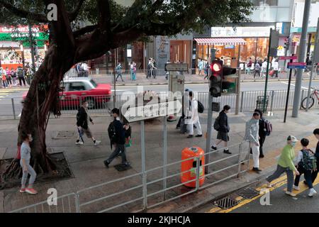 Vue des piétons sur la chaussée près de la jonction, WAN Chai Road et Johnstone Road, Wanchai, Hong Kong 24 nov 2022 Banque D'Images