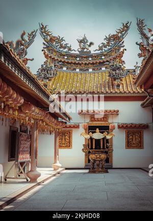 Samut Prakan, Thaïlande - 18 novembre 2022 : sculpture de dragons dorés métalliques sur un brûleur à encens dorés devant le sanctuaire de Wat thamma katanyu ou T Banque D'Images