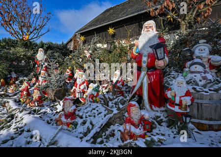 PRODUCTION - 21 novembre 2022, Brandebourg, Straupitz: Quelques couches de neige se trouvent dans le jardin décoré de Noël de Gisela Liebsch et Gerd Mörl. Où que vous soyez, il y a des bonhommes de Noël et de neige de toutes tailles et de tous matériaux debout, couchés, grimpants et assis. Ce jardin de Noël dans le Spreewald diffuse une ambiance festive. Le couple a recueilli des centaines de bonhommes de Noël et de neige depuis plus de 20 ans et les expose dans leur propre jardin. Il y a environ 400 chiffres sur la propriété. Il a fallu au couple environ six semaines pour tout décorer de façon fétique. (À dpa: La maison de Noël à Straupitz est prête Banque D'Images