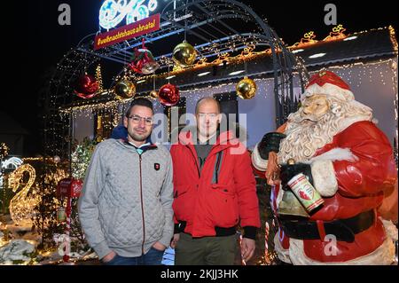 Ahnatal, Allemagne. 21st novembre 2022. Sascha Bärwald (l) et Dominik Pieczko se tiennent devant leur maison de Noël, qui s'allume pour la première fois avant Noël le soir après Totensonntag. Près de 85 000 lumières à DEL font briller la maison, connue au-delà des frontières de la ville. (À dpa: '85 000 lumières font la maison de Noël à Ahnatal briller') Credit: Uwe Zucchi/dpa/Alamy Live News Banque D'Images