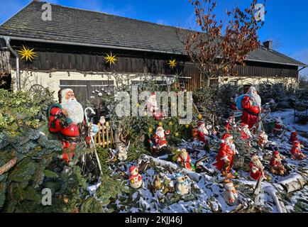 PRODUCTION - 21 novembre 2022, Brandebourg, Straupitz: Quelques couches de neige se trouvent dans le jardin décoré de Noël de Gisela Liebsch et Gerd Mörl. Où que vous soyez, il y a des bonhommes de Noël et de neige de toutes tailles et de tous matériaux debout, couchés, grimpants et assis. Ce jardin de Noël dans le Spreewald diffuse une ambiance festive. Le couple a recueilli des centaines de bonhommes de Noël et de neige depuis plus de 20 ans et les expose dans leur propre jardin. Il y a environ 400 chiffres sur la propriété. Il a fallu au couple environ six semaines pour tout décorer de façon fétique. (À dpa: La maison de Noël à Straupitz est prête Banque D'Images