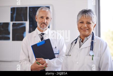 Consultation d'un collègue pour une deuxième opinion. Deux médecins travaillant ensemble dans un hôpital. Banque D'Images