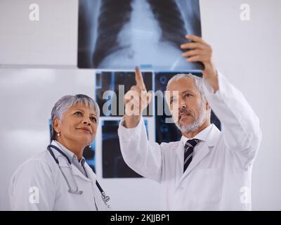 Consultation d'un collègue pour une deuxième opinion. Deux médecins travaillant ensemble dans un hôpital. Banque D'Images